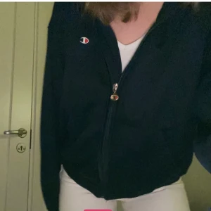 Champion  - Köpt här på Plick! Säljer denna pga att den var tyvärr för stor för mig.. jättebra skick, inget fel alls! Kontakta mig vid fler bilder (lånad bild) frakt ingår i priset❤️