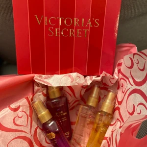 Victoria’s Secret Body Mist. Helt Ny! - Victoria's Secret Giftset 4 styck produkter. INGÅR EN VS PRESENBOX! Du kan köpa enheter eller alla. 65SEK för 1 st, 250SEK pris för alla inkluderar låda. Innehåller: PURE SEDUCTION Body Mist 60 ml (doftar underbart av Red Plum & Freesia) (SOLD!!) COCONUT PASSION Body Mist 60 ml (doftar underbart av Vanilla & Coconut).  MANGO TEMPTATION Body Mist 60 ml (doftar underbart av Mango Nectar & Hibiscus). SHEER LOVE Body Mist 60 ml (doftar underbart av White Cotton & Pink Lily) (SOLD!!) Helt nya!