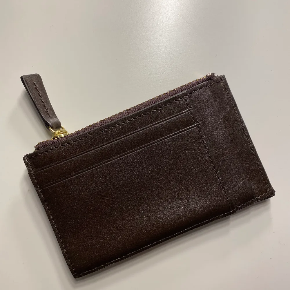 Oanvänd WERA plånblok, i brun färg med 4 olika kortfack och ett med dragkedja för antingen mynt, kontanter eller fler kort!. Övrigt.