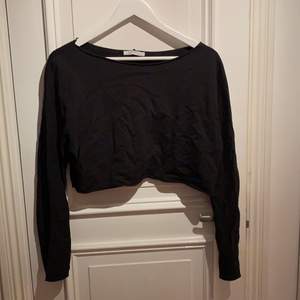 Chroppad svart tröja från Zara i storlek M. 100% bomull 