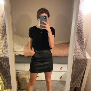 Skin kjol - Snygg svart skinkjol från zara. Sälj pga att den inte kommer till användning 