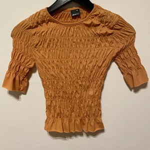 Åtsittande Tröja  - Snygg åtsittande tröja. ALDRIG ANVÄND. Passar perfekt till Jeans. 