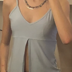 Blått y2k linne - Så gulligt babyblått y2k linne som är köpt vintage men som tyvärr var för stort för mig! Köparen står för frakt men möts helst upp🥰