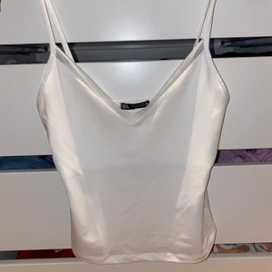 Linne från zara - Snyggt vitt linne köpt från från zara sommaren 2020, med en tunn kant av spets längst upp (bild 3). Endast använt 2 ggr pga för litet. Pris + 45kr frakt, hör av er vid frågor! 🦋