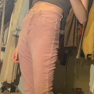 Rosa Manchester byxor!  - 🚨ALLT PÅ MIN SIDA 30KR!!🚨Insydda i midian så passar som ett par byxor i XS. Köparen står för frakten 🥰