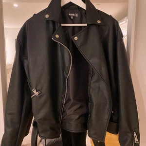 missguided, skinnjacka - Säljer min skinnjacka från Nelly har endast använts en gång. Säljer denna jacka för de inte riktigt är min stil, en jacka som är i superbra skick. Har storlek 36. Nypris 499kr säljer den för 350kr och köparen står för frakt💕