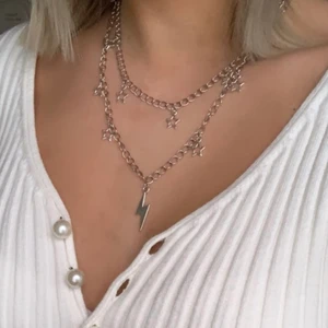Trendiga kedjehalsband - Om du är intresserad av att köpa skriv helst på Instagram @lovinas_verkstad eller här!🤩💞 Stjärnhalsbandet: 69 kr(inkl frakt) Halsband med stjärnor och blixt: 79 kr(inkl frakt)