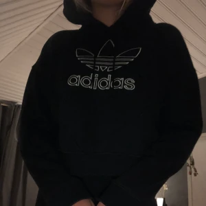 Adidas hoddie - Svart adidas hoddie. Använd fåtal gånger, i nyskick. Köparen står för frakt 60kr❣️                               Storlek: 36, uk:8 skulle även passa en 34a❣️     Märke: Adidas❣️