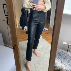 Skinnbyxor - Jag säljer ett par skinnbyxor ifrån ginatricot som är i fint skick!💓 jag är 1,75 cm och säljer eftersom jag tycker de är för korta på mig! 