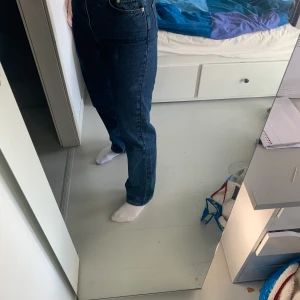 Raka jeans - Säljer dessa ASSNYGGA!!! Raka mörkblåa jeansen från nakd. Endast använda 3 ggr så dem är i helt nytt skick. Nypriset är 500kr och ja säljer dem för jag har för många par jeans. Längden passar mig jätte bra och jag är ca 173cm.
