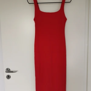 Röd Fodralklänning  - Figursydd fodralklänning. Storlek XS. Aldrig använd 