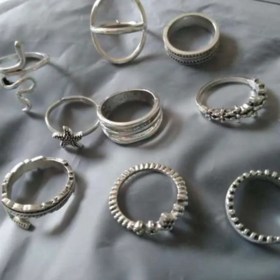 9 stycken superfina silver färgade och oanvända ringar! Ringarna är helt nya, och säljs endast pga jag köpte två par. Frakten kostar 11kr ❣️. Accessoarer.