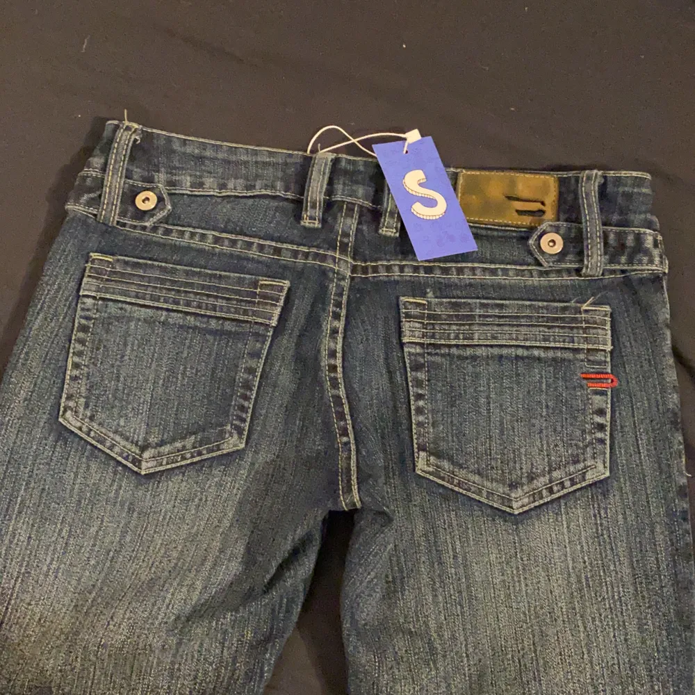 Skitsnygga diesel jeans! köpta på sellpy för bara någon vecka sedan. De är storlek 28. Jag säljer de för att de var för små:(( De är i bra skick. Priset är inklusive frakt:) Aktion! Kommentera nere om du vill höja priset, just nu på 150kr!. Jeans & Byxor.