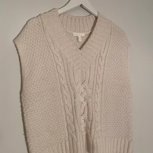 Stickad väst från H&M!! - Jättemysig stickad väst från h&m, perfekt till hösten med en t-shirt eller skjorta under🤍🤍 skulle säga att det är mer som en onesize💕