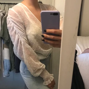 Topp från NAKD - Från NA-KD, storlek 36. Har sytt in detaljen på armarna för att den annars satt helt löst (se bild 3. Dock undersidan så syns inte). 50 kr + frakt