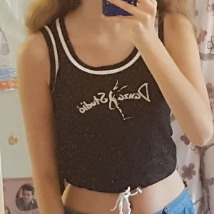 Tajt fint linne! - Säljer mitt linne som börjar bli lite för litet! Funkar att användas när du sportar eller allmänt i vardagen. Kan knytas till olika passformer. Gott skick!