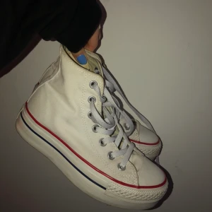 Converse - Säljer dessa asballa converse som har lite högre sula. De är köpta secondhand och ser oanvända ut, jag själv har aldrig använt de då de är lite försmå för mig. De är i storlek 36 och jag är storlek 38. Jag skulle absolut säga att de passar 37 och i närheten av det då jag fortfarande kan ha på mig skorna även fast de är lite trånga. 