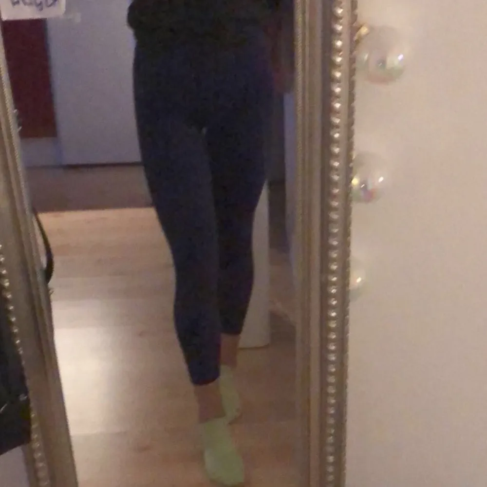 Jättefina träningstights från märket fabletics. I färgen marinblå och som har en fin ljusblå detalj där bak. Jättebekväma och sitter på sin plats. Oanvända. Säljer för att jag ska kunna köpa några andra byxor som troligtvis kommer komma till mer använding.. Jeans & Byxor.