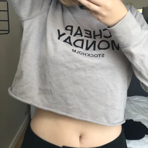 Cheap Monday croppad tröja  - En tjockare croppad tröja från cheap monday, snygg passform går att stoppa in snyggt! 