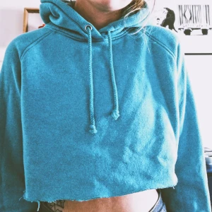 Turkos cropped hoodie - Cropped hoodie i turkos, stk M. Använd men i gott skick. Möts upp i Malmö eller fraktas, köparen står för fraktkostnad. 