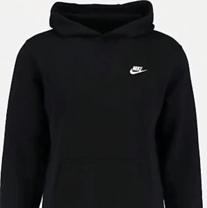 Nike hoodie - Svart Nike hoodie. Fråga om fler bilder. Köparen står för frakt annars kan jag mötas upp i sthlm. 