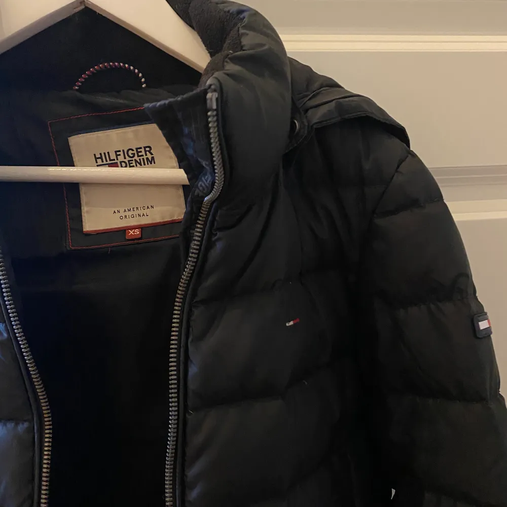 Tommy Hilfiger vinterjacka svart storlek XS ▪️ Mycket bra skick ▪️ Nypris 2195kr ▪️Följer med tillkommande päls för luva ▪️ priset inkluderar frakten . Jackor.