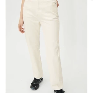 Weekday row - Säljer nu mina fina beiga weekday jeans!! De är i storlek 29 och längd 32 men jag har tagit upp fållen längst ner så de skulle bli längre. Skriv för fler bilder