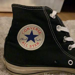 Snygga Converse. Är använda men är ändå i snyggt retro-skick! Nya skosnören och nytvättade. 150kr exklusive frakt❤️
