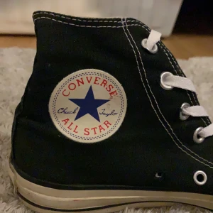 Converse Chuck Taylor - Snygga Converse. Är använda men är ändå i snyggt retro-skick! Nya skosnören och nytvättade. 150kr exklusive frakt❤️