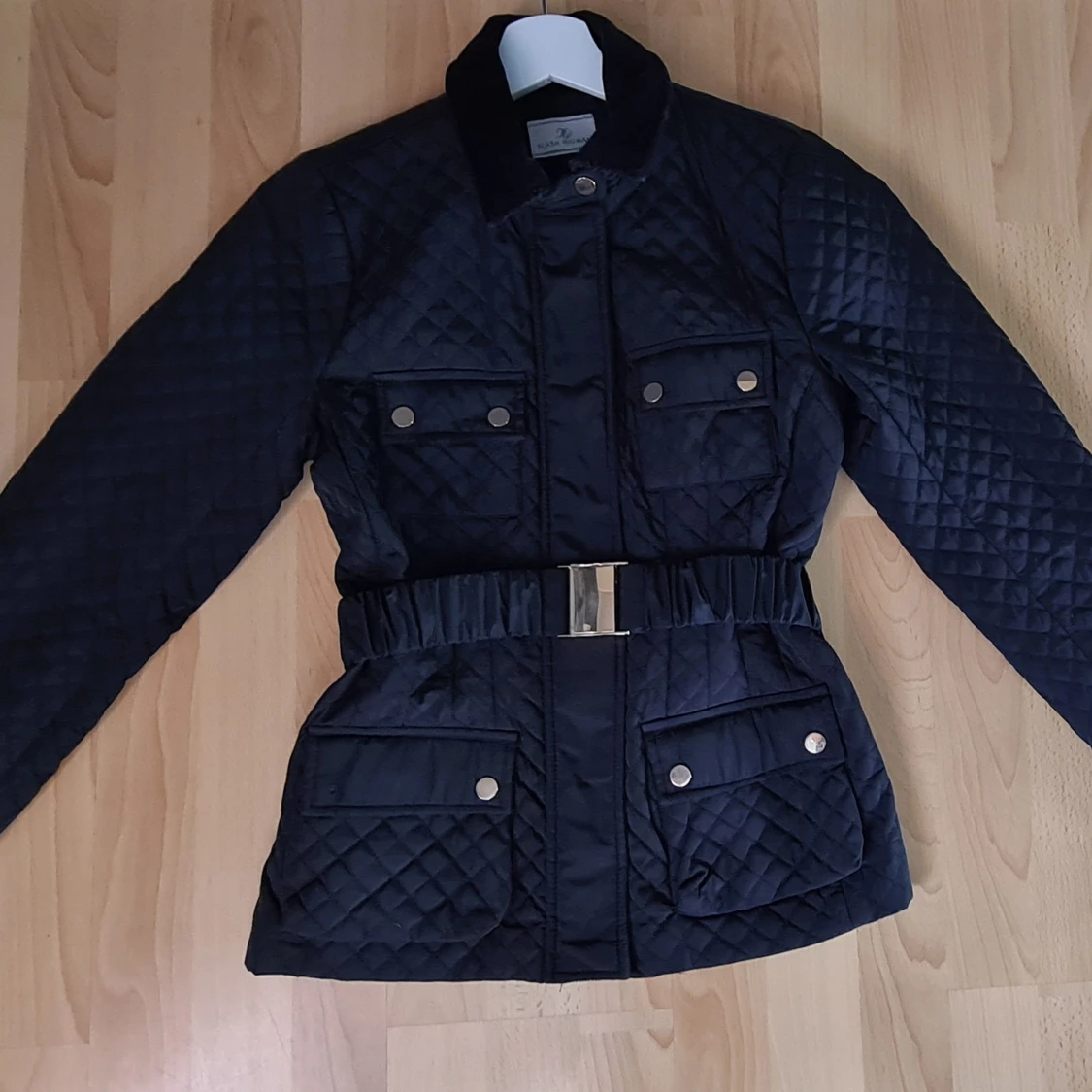 Svart jacka med gulddetaljer 