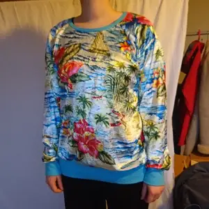 Sweatshirt i sammet med hawaiimotiv! Ingen storleksmärkning men passar M