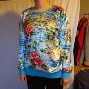 Sammetströja med hawaiimotiv - Sweatshirt i sammet med hawaiimotiv! Ingen storleksmärkning men passar M