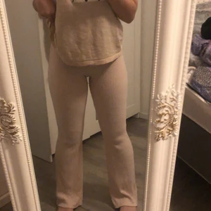 Ljusrosa byxor från bikbok  - Gulliga rosa byxor från bikbok jag användt typ 4 gånger Max! 💕 säljer de för 100+frakt . Rekommenderar att man har ljusa trosor under för man ser typ igenom för mörka❤️