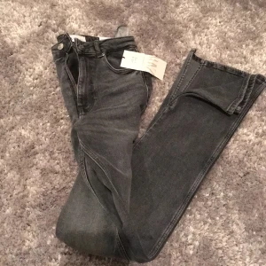 Zara jeans  - Säljer mina helt oanvända populära jeans med slits från zara 