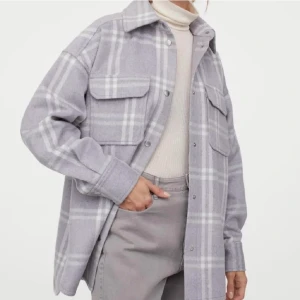 Grå rutig kappa / jacka - En helt ny grårutig jacka från H&M 💞 kom privat för fler bilder💕 frakten blir 79kr🥰 börja buda i kommentarerna från 200kr och öka med 10kr💞🥰💕❤️