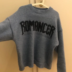 ROMANCER TRÖJAN - ÅTERPUBLICERAR då köparen ej kunde betala!Säljer min fina Romancer tröja från Byanastasia då den knappt har kommit till någon användning alls! Passar de flesta, sitter mkt oversized på mig som oftast är xs-s. Köpte den för ett år sen för ca 400-500kr, kommer inte riktigt ihåg! Skriv vid frågor eller för fler bilder❤️❤️❤️köpare står för frakt