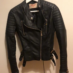 Skinnjacka - Hej, säljer min skinnjacka då den aldrig kommit till användning och känner att den behöver en ny ägare! strl 40 men sitter som en S (liten i storleken)