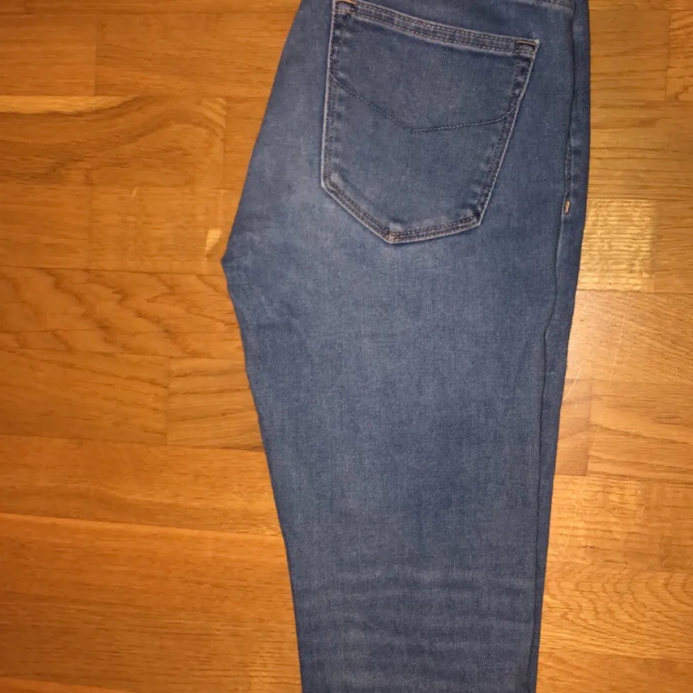 Säljer nu mina älskade lågmidjade bootcut jeans från crocker för att dom har blivit försmå :( jag är 172 cm lång och dom går ner i marken på mig, så dom passar nog dig som är mellan 172-175 ish, dom är jättesköna & jättebra skick. Köpta för 899kr . Jeans & Byxor.