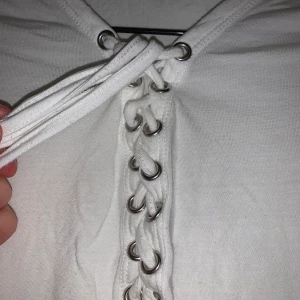 Tröja med snöre🥰 - En fin vit tröja med snören på framsidan, använd fåtal gånger😌 startar på 70kr + frakt