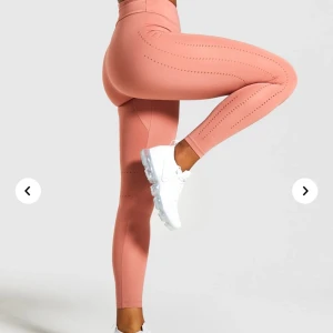 Gymshark tights - Skitsnygga tights från gymshark, använda 2 gånger och såklart tvättade! I nyskick utan fläckar eller fel eller liknande! Skriv vid frågor🥰❤️ Frakt på 55kr tillkommer