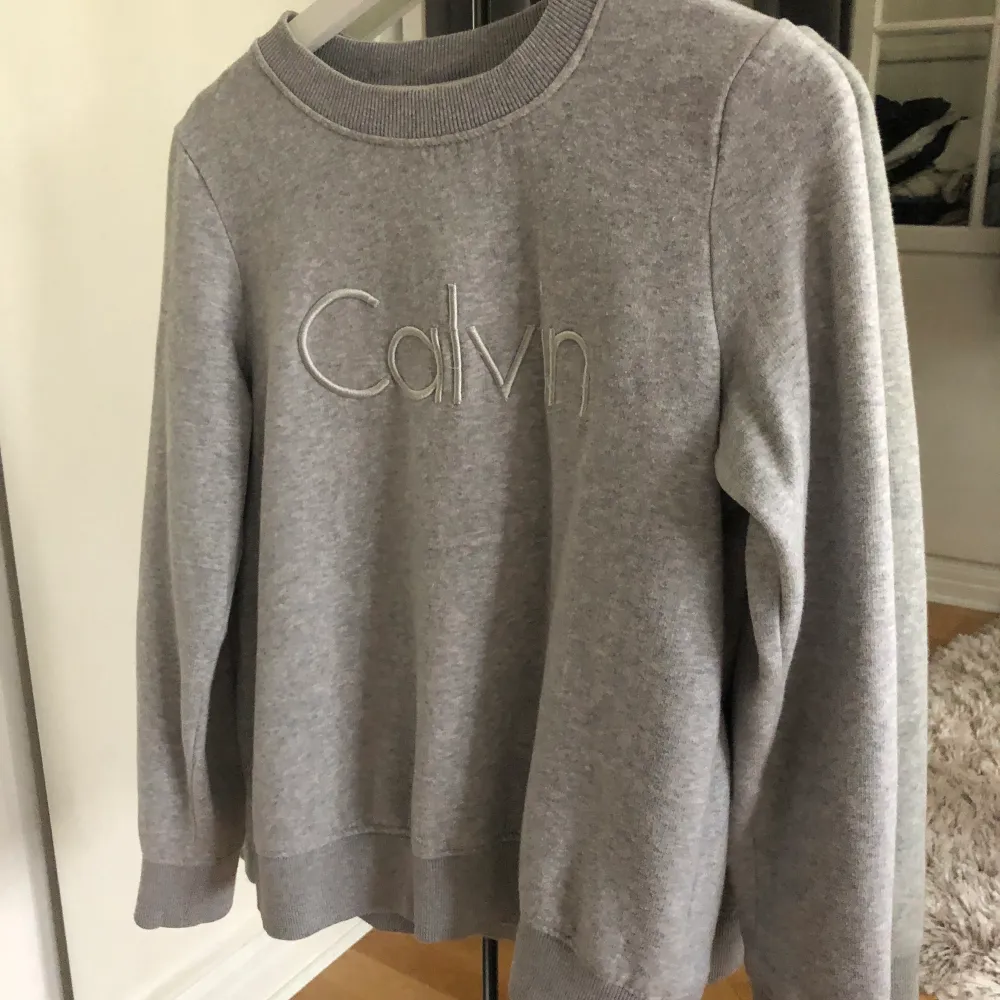 Supersnygg grå Calvin Klein Sweater, använt fåtal gånger (i princip oanvänd)! Snygg passform! . Tröjor & Koftor.