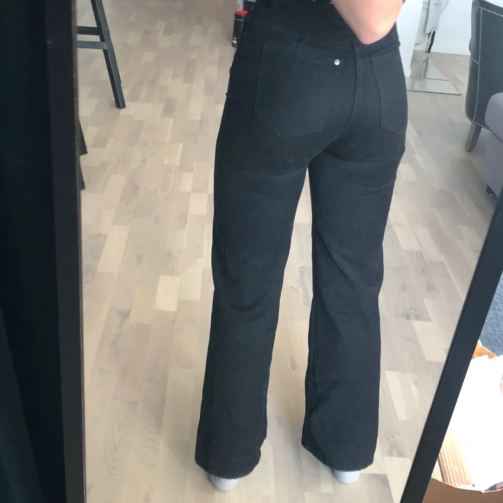 Svarta Wide leg jeans från h&m lite för stora på mig med har använt ca 2 gånger. . Jeans & Byxor.