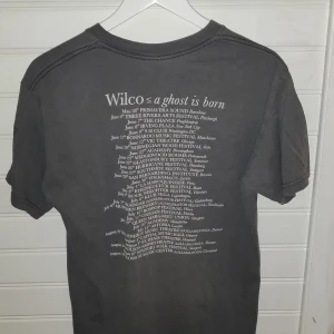 T-shirt - T-shirt från "Wilco a Ghost is born", strl M men sitter som en S + frakt 40 kr ✨🖤