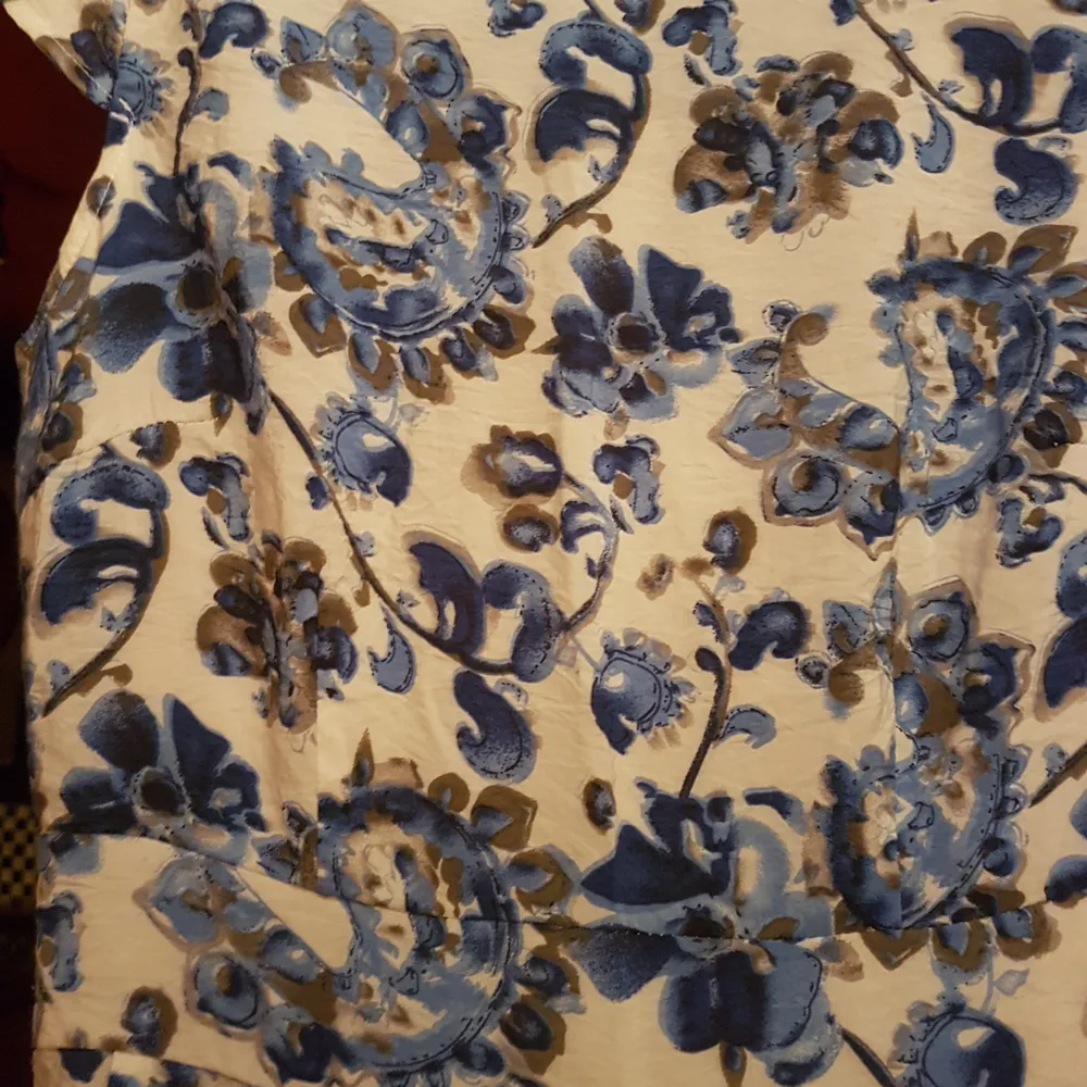 En fin klänning beige /vitmed blåa blommor på i storlek S. Frakt 66 kr spårbart. Klänningar.