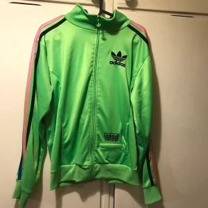 Adidas kofta i stl L  - Adidas kofta använd ett fåtal gågnger fint skick nästan som ny 