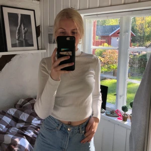 Ribbad tröja - En vit ribbad tröja, köpt secondhand så användt skick✨ snyggt att ha en T-shirt över, kan skicka privat om nån vill se det✨ står ingen storlek men skulle säga xs/s, frakt är inräknad i priset🥰 uppvikt på första o andra bilden