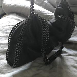 Äkta Stella MacCartney väska, det är en falabella i stolen M. Den är svart och inga skador eller liknande! Pris kan sänkas vid snabb affär! 