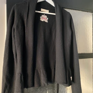 Canna Cardigan från Odd Molly  - Kofta med knyte framtill från Oddmolly, använd men i fint skick. Storlek 1 motsvarar en Small. 