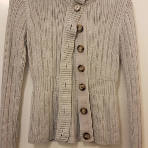 Mysig stickad kofta. - Mysig koftaatt ha till vardags eller fest. I bra skick. Knappt använd.