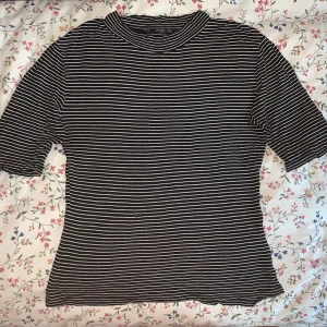 Randig t-shirt  - Svart-vit-randig kortärmad t-shirt med liten turtleneck från Croker. Skriv för fler bilder. Skriv för fler bilder. Möts upp i Falun eller skickar om du betalar frakten✌🏻